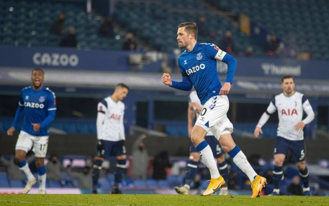 领先三人的 领先三人的